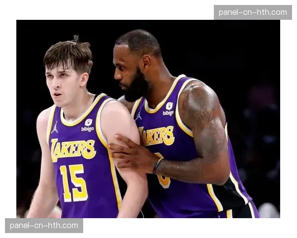 镜头捕捉：詹姆斯暂停期间向里夫斯讲解跑动路线